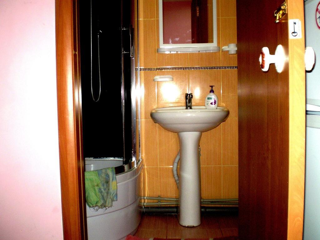 2 Комнаты 4 Дивана Чкалова-Садовая "Сити Центр" 2 Этаж Wi-Fi 2 Этажный Отдельный Дом Николайев Стая снимка